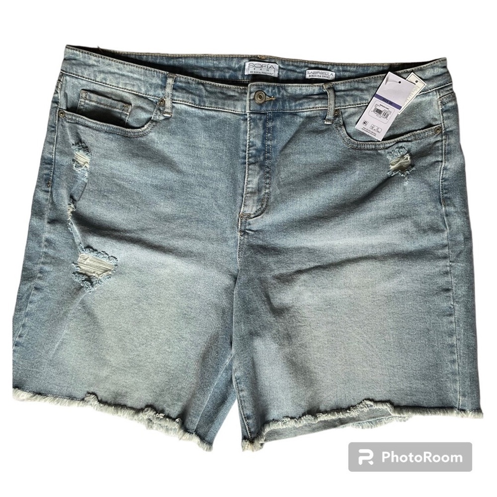 Sofia Vergara Bermuda shorts Size 20 and are a light wash color